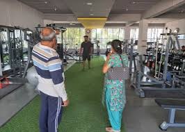 Flex Gym member guidance on training floor